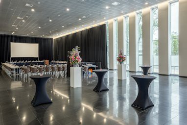 NH Den Haag: конференц-зал