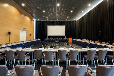 NH Den Haag: конференц-зал
