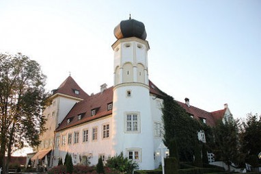 Schlosshotel Neufahrn: Vista esterna