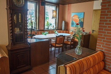 Zur Linde - Hotel & Restaurant: ロビー