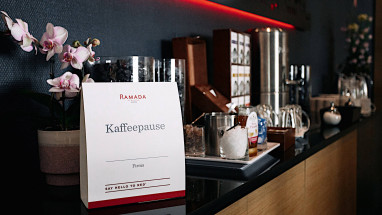 Ramada by Wyndham Essen: Bar/salotto