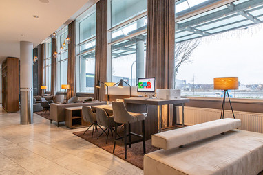 Holiday Inn Berlin Airport Conference Centre: Bar/Salon