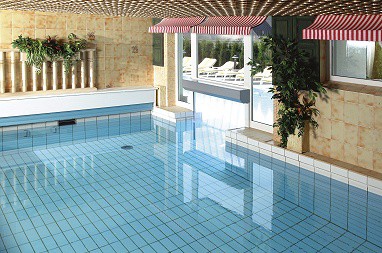 Sporthotel Zum Hohen Eimberg: 泳池