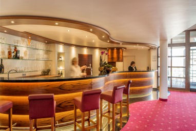 INVITE Hotel Löwen Freiburg: Bar/Salón