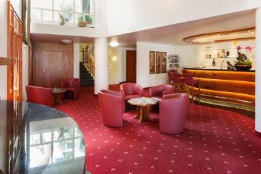 INVITE Hotel Löwen Freiburg: Холл