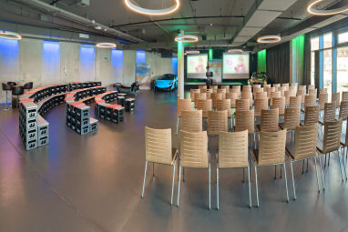 V8 HOTEL Motorworld Region Stuttgart: Sala de conferencia